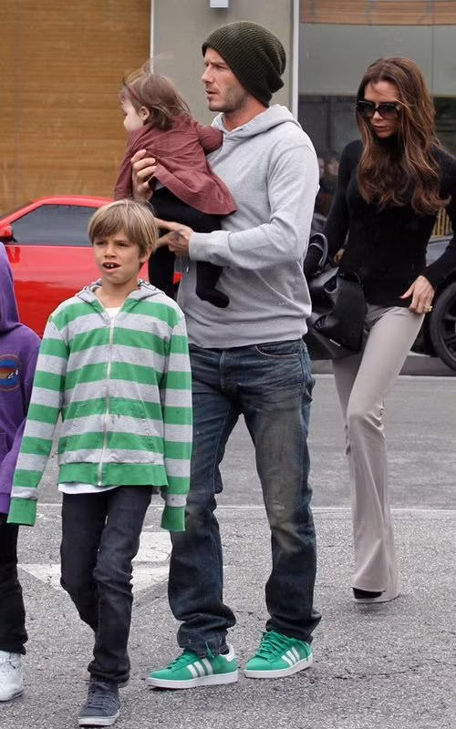 Cả gia đình Beckham đang hướng đến nhà hàng mì Tsujita Artisan. Sau đó họ đi tới các cửa hàng trong khu vực để mua sắm quần áo.