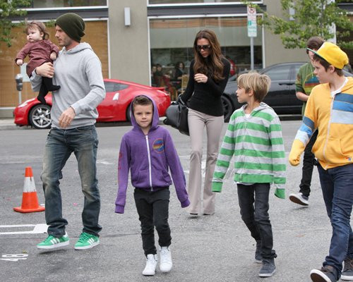 Vợ chồng David và Victoria Beckham vừa đưa bốn con đi ăn và mua sắm ở Santa Monica, California hôm Thứ Bảy. David Beckham bận rộn bồng bế con gái Harper Seven trên tay trong khi cô vợ thời trang Victoria Beckham cùng ba bon trai Romeo, Cruz và Brooklyn thì đi bộ xung quanh. Vợ chồng David và Victoria Beckham vừa đưa bốn con đi ăn và mua sắm ở Santa Monica, California hôm Thứ Bảy. David Beckham bận rộn bồng bế con gái Harper Seven trên tay trong khi cô vợ thời trang Victoria Beckham cùng ba bon trai Romeo, Cruz và Brooklyn thì đi bộ xung quanh.