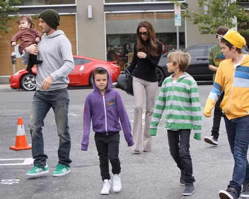 Vợ chồng David và Victoria Beckham vừa đưa bốn con đi ăn và mua sắm ở Santa Monica, California hôm Thứ Bảy. David Beckham bận rộn bồng bế con gái Harper Seven trên tay trong khi cô vợ thời trang Victoria Beckham cùng ba bon trai Romeo, Cruz và Brooklyn thì đi bộ xung quanh.