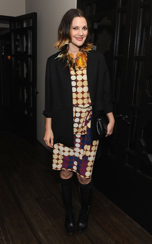 Sau tin đồn mang thai thì có vẻ như đúng là Drew Barrymore sẽ sinh em bé khi cô vừa bị bắt gặp đang bước ra từ phòng khám bác sĩ. Sau tin đồn mang thai thì có vẻ như đúng là Drew Barrymore sẽ sinh em bé khi cô vừa bị bắt gặp đang bước ra từ phòng khám bác sĩ.