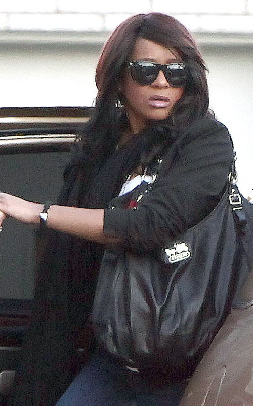 Sau cái chết của Whitney Houston, cô con gái Bobbi Kristina Brown đang tính đến chuyện thay đổi tên của mình. Theo như tờ TMZ đưa tin, cô con gái của nữ ca sĩ huyền thoại rất coi khinh họ Brown của mình vì nó chính là họ của bố cô, Bobby Brown. Đây cũng chính là nguyên nhân khiến cô sẽ đổi tên. Sau cái chết của Whitney Houston, cô con gái Bobbi Kristina Brown đang tính đến chuyện thay đổi tên của mình. Theo như tờ TMZ đưa tin, cô con gái của nữ ca sĩ huyền thoại rất coi khinh họ Brown của mình vì nó chính là họ của bố cô, Bobby Brown. Đây cũng chính là nguyên nhân khiến cô sẽ đổi tên.