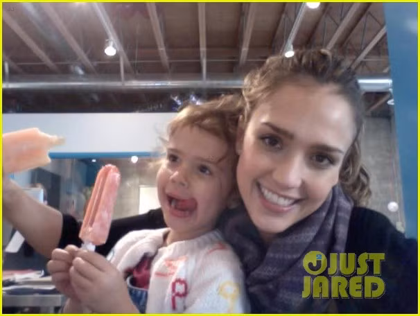 Nữ diễn viên xinh đẹp Jessica Alba vừa đăng tải lên Twitter hình ảnh cực đáng yêu của hai mẹ con khi cô con gái 3 tuổi, Honor đến thăm mẹ ở công ty Honest.