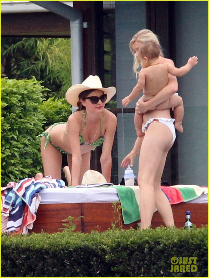 Miranda Kerr cùng chồng Orlando Bloom và bạn bè đang cùng nhau thư giãn ở Sydney, Úc. Trong khi cô đang đùa nghịch vui vẻ cùng bạn bè thì... Miranda Kerr cùng chồng Orlando Bloom và bạn bè đang cùng nhau thư giãn ở Sydney, Úc. Trong khi cô đang đùa nghịch vui vẻ cùng bạn bè thì...