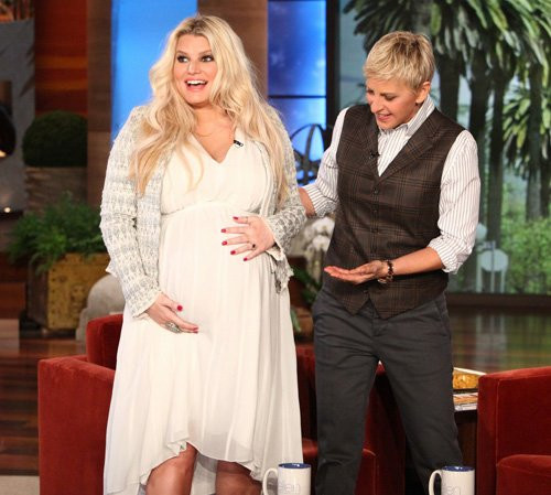 Mới đây, dù ngày sinh con sắp cận kề nhưng Jessica Simpson vẫn dành thời gian xuất hiện trên show của Ellen DeGeneres. Trước đó, cô còn tham gia show của Jay Leno và tiết lộ về việc chụp ảnh khỏa thân trên tạp chí Elle: "Tôi chụp loạt ảnh đó từ vài tháng trước và trông tôi nhỏ hơn bây giờ. Dù tạp chí Elle không yêu cầu thì tôi vẫn rất muốn được một lần chụp ảnh bụng bầu khỏa thân như thế".