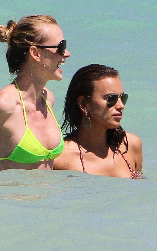 Hai siêu mẫu "mải mê" vui đùa dưới nước. Hai siêu mẫu "mải mê" vui đùa dưới nước.