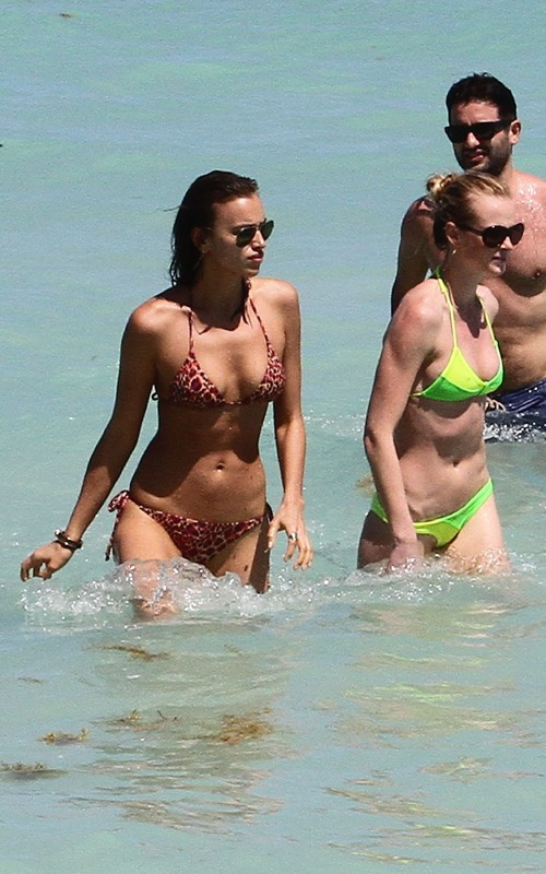 Hai siêu mẫu cùng nhau đi nghỉ mát để chúc mừng sinh nhật thứ 26 của Anne V, bạn gái của nhóm trưởng Maroon 5-Adam Levine. Hai siêu mẫu cùng nhau đi nghỉ mát để chúc mừng sinh nhật thứ 26 của Anne V, bạn gái của nhóm trưởng Maroon 5-Adam Levine.