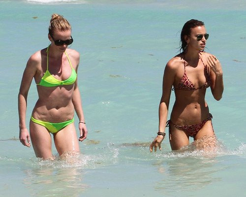 Sau khi trải qua thời gian vui vẻ, Irina Shayk và Anne V đi bộ trở về ghế của mình. Sau khi trải qua thời gian vui vẻ, Irina Shayk và Anne V đi bộ trở về ghế của mình.