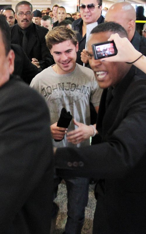 Vừa đặt chân đến Sao Paulo, Brazil thì Zac Efron đã khiến không khí như bùng nổ khi hàng trăm fan xung quanh hò hét hết cỡ vì được thấy thần tượng. Zac Efron hiện đang thực hiện công việc quảng bá cho dòng quần áo của John John. Vừa đặt chân đến Sao Paulo, Brazil thì Zac Efron đã khiến không khí như bùng nổ khi hàng trăm fan xung quanh hò hét hết cỡ vì được thấy thần tượng. Zac Efron hiện đang thực hiện công việc quảng bá cho dòng quần áo của John John.