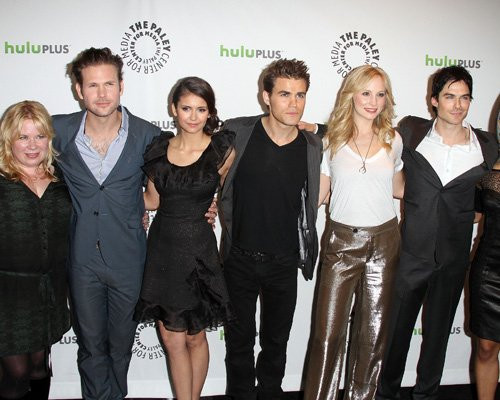 Cả dàn diễn viên của "Nhật kí ma cà rồng" cùng khoe dáng. Cả dàn diễn viên của "Nhật kí ma cà rồng" cùng khoe dáng.