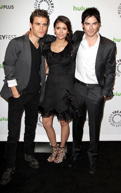 Dàn diễn viên của "Nhật kí ma cà rồng" cùng nhau xuất hiện trong PaleyFest 2012 tại Beverly Hills, California hôm 10/3. Nữ diễn viên Nina Dobrev xinh đẹp ở giữa hai "anh em nhà ma cà rồng" Paul Wesley và Ian Somerhalder. Dàn diễn viên của "Nhật kí ma cà rồng" cùng nhau xuất hiện trong PaleyFest 2012 tại Beverly Hills, California hôm 10/3. Nữ diễn viên Nina Dobrev xinh đẹp ở giữa hai "anh em nhà ma cà rồng" Paul Wesley và Ian Somerhalder.