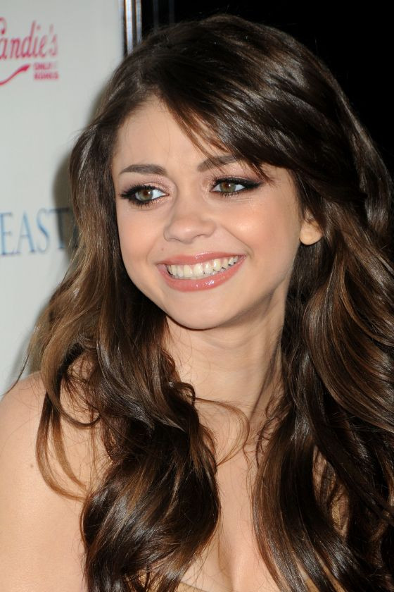 Sarah Hyland: "Thức dậy sau 16 tiếng đồng hồ và tôi nghe tin Whitney Houston đã mất. Cô mãi mãi là một huyền thoại".