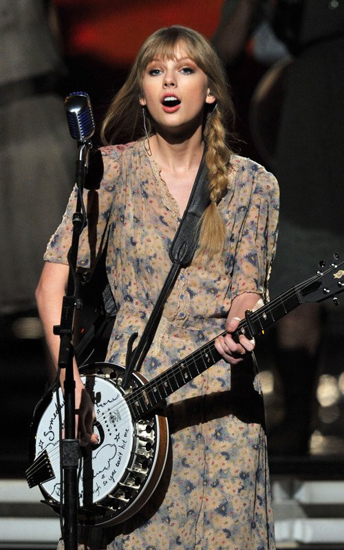 Và đây là lúc nữ ca sĩ xinh đẹp biểu diễn chính ca khúc "Mean".