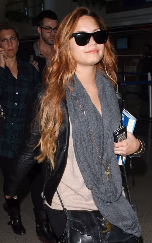Demi Lovato bị bắt gặp có mặt ở sân bay quốc tế Los Angeles hôm 14/3. Gần đây, Demi Lovato đăng tải không ít những lời chia sẻ cũng như lời khuyên của mình về việc nên hẹn hò như thế nào trên mạng xã hội Twitter.