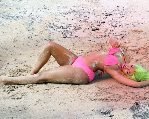 Thậm chí lúc sau, cô ca sĩ còn "lăn lộn" và "quằn quại" trên bãi cát thể hiện sự đau khổ tột cùng.