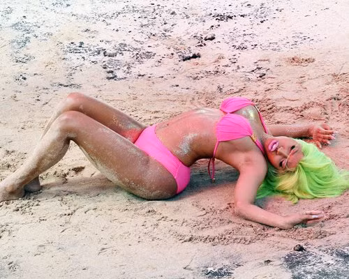 "Starship" là một trong những ca khúc nằm trong album tiếp theo của Nicki Minaj "Pink Friday", sắp được phát hành vào 3/4 tới.