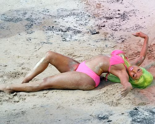 Nicki Minaj đang trong quá trình thực hiện quay MV "Starship" hôm 14/3. Cô xuất hiện với dáng vẻ "quằn quại", người dính đầy cát trên bãi biển Hawaii. >Choáng cảnh Nicki Minaj "quằn quại" ở Hawaii