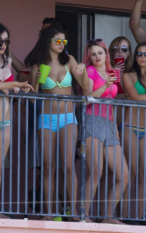 Tất nhiên, đó chỉ là hình ảnh trong khuôn khổ quảng bá cho phim "Spring Breakers". Các cô gái diện bikini đủ màu, vui đùa thoải mái trên ban công của trường quay. Tất nhiên, đó chỉ là hình ảnh trong khuôn khổ quảng bá cho phim "Spring Breakers". Các cô gái diện bikini đủ màu, vui đùa thoải mái trên ban công của trường quay.