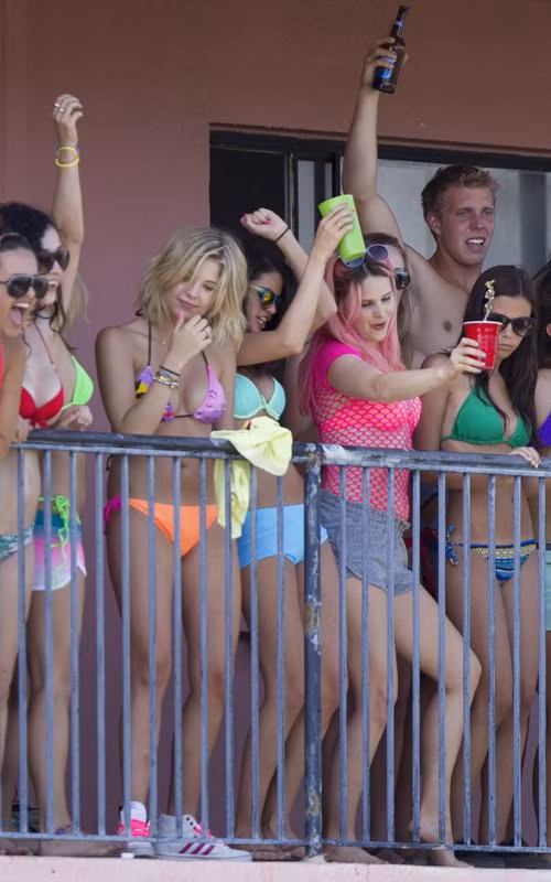 Gần đây, những hình ảnh ba sao nữ "ăn chơi" liên tục được tung ra đã không còn trở nên quá bất ngờ với các fan nữa bởi bộ phim "Spring Breakers" có chủ đề xoay quanh cuộc sống hoang dại, chống đối, ngông cuồng của tuổi trẻ.