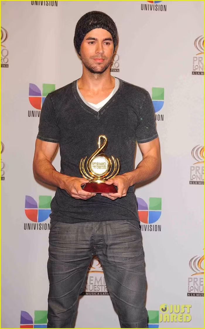 Nam ca sĩ nổi tiếng Enrique Iglesias vừa chiến thắng giải "Nam nghệ sĩ Pop xuất sắc nhất của năm" trong lễ trao giải Premio Lo Nuestro tổ chức tại American Airlines Arena, Miami. Từ năm 1996, Enrique đã giành được tổng cộng 14 giải từ lễ trao giải này.