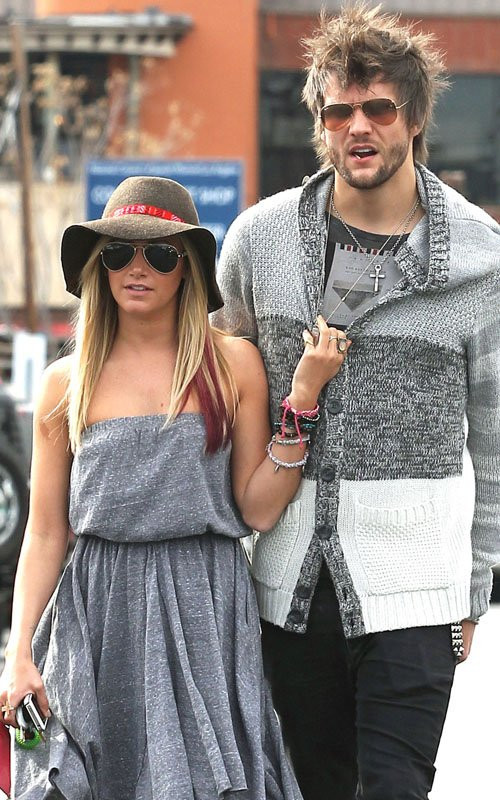 Sau khi cùng ăn trưa, Ashley Tisdale và bạn trai mới Martin Johnson rời khỏi Umami Burger, Studio. Cặp đôi này trông khá thoải mái và tự nhiên sau bữa trưa bằng burger. Sau khi cùng ăn trưa, Ashley Tisdale và bạn trai mới Martin Johnson rời khỏi Umami Burger, Studio. Cặp đôi này trông khá thoải mái và tự nhiên sau bữa trưa bằng burger.
