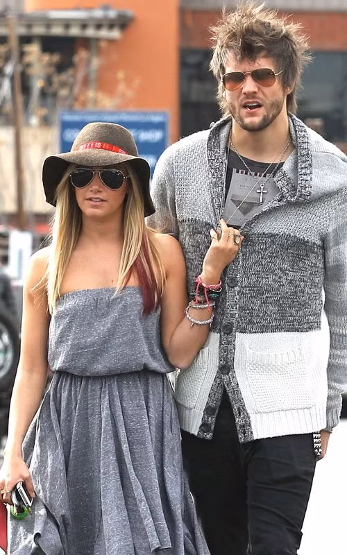 Sau khi cùng ăn trưa, Ashley Tisdale và bạn trai mới Martin Johnson rời khỏi Umami Burger, Studio. Cặp đôi này trông khá thoải mái và tự nhiên sau bữa trưa bằng burger.