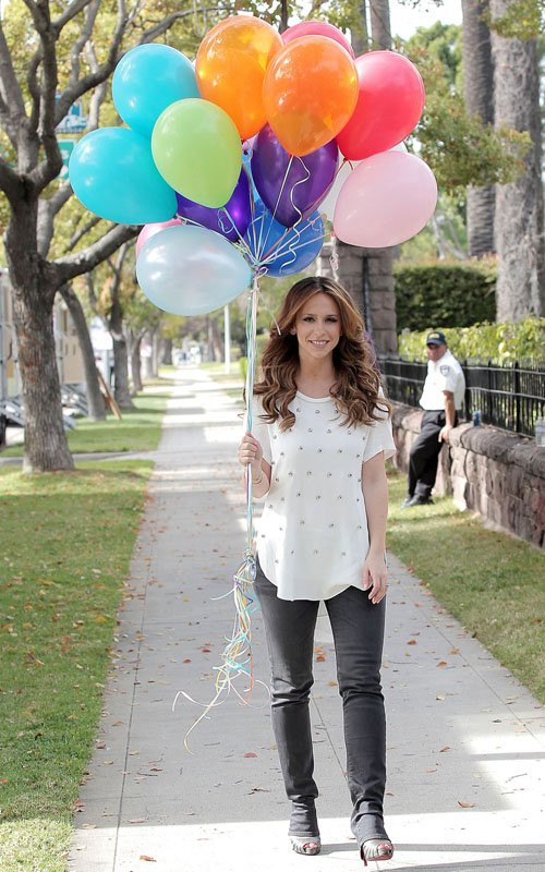 Jennifer Love Hewitt trên trường quay phim "The client list", cô cầm một chùm bóng bay và tỏ ra khá vui vẻ khi bắt gặp ống kính phóng viên. Jennifer Love Hewitt trên trường quay phim "The client list", cô cầm một chùm bóng bay và tỏ ra khá vui vẻ khi bắt gặp ống kính phóng viên.