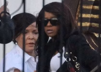 Sau khi công khai mối quan hệ với anh nuôi Nick Gordon, con gái của Whitney Houston-Bobbi Kristina Brown đã phải đối mặt với sự phản đối của chính gia đình mình. Bà ngoại Cissy Houston của Kristina vừa tuyên bố rằng việc đó không khác gì loạn luân! Nhưng Kristina cho rằng như vậy không có gì sai trái cả vì họ không cùng huyết thống. Một người thân cận chia sẻ: "Cô ấy không thể làm hài lòng tất cả mọi người được nên cô ấy đành nghe theo bản thân và làm những gì mình muốn". (Xem tin con gái Whitney Houston yêu anh nuôi)
