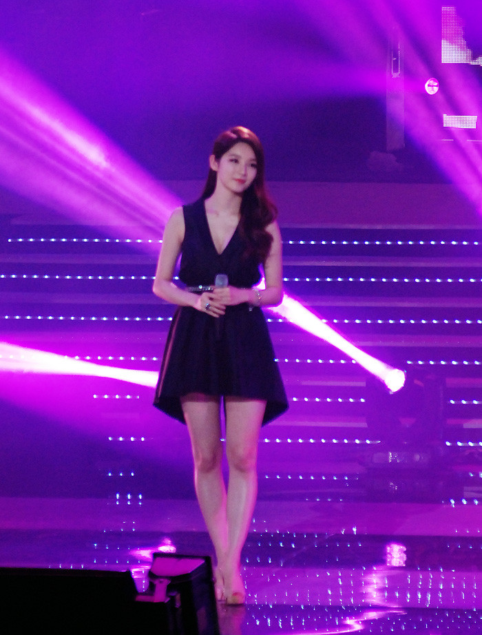 Kang Min Kyung (Davichi) xinh ngất ngây trên sân khấu khiến các fan hò reo không ngớt. Kang Min Kyung (Davichi) xinh ngất ngây trên sân khấu khiến các fan hò reo không ngớt.
