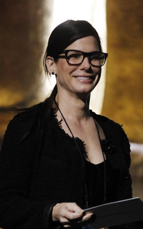 Diễn viên từng đoạt giải Oscar, Sandra Bullock cũng đang trong quá trình tập dượt cho Oscar trước giờ G chỉ còn được tính bằng tiếng đồng hồ. Bullock không quên nở nụ cười trong buổi tổng duyệt. Diễn viên từng đoạt giải Oscar, Sandra Bullock cũng đang trong quá trình tập dượt cho Oscar trước giờ G chỉ còn được tính bằng tiếng đồng hồ. Bullock không quên nở nụ cười trong buổi tổng duyệt.