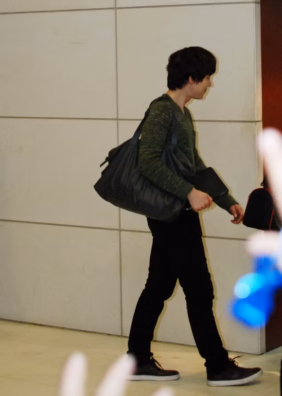 Các thành viên của nhóm Super Junior bắt đầu xuất hiện. Người đầu tiên là Kyuhyun..