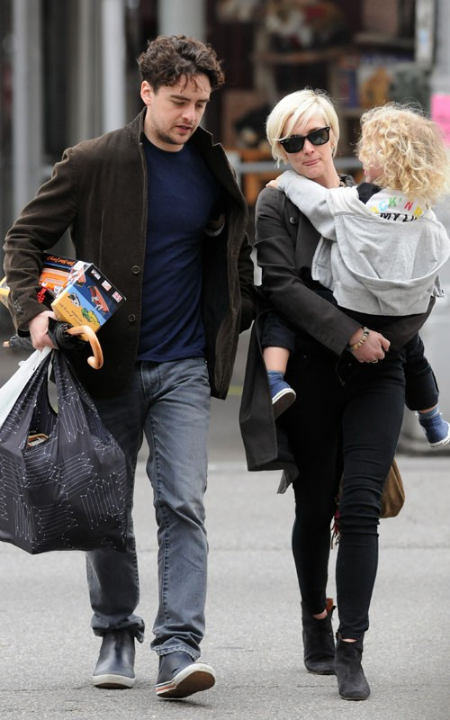 Ashlee Simpson vừa cùng chồng Vincent Piazza và con trai Bronx đi mua sắm ở New York hôm 16/3. Mặc áo khoác đen, cùng quần và giầy cũng màu đen rất "tông xuyệt tông", nữ ca sĩ của "Pieces of me" có vẻ đã mua sắm được vài món đồ ưng ý.