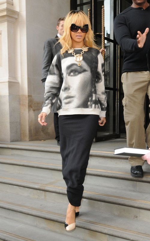 Rihanna đang trải qua một ngày khác tại Anh Quốc. Sáng Chủ Nhật, cô rời khách sạn trong bộ trang phục thoải mái, áo in hình Elizabeth Taylor. Rihanna vui vẻ kí tặng và chào các fan. Rihanna đang trải qua một ngày khác tại Anh Quốc. Sáng Chủ Nhật, cô rời khách sạn trong bộ trang phục thoải mái, áo in hình Elizabeth Taylor. Rihanna vui vẻ kí tặng và chào các fan.