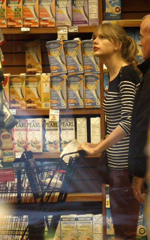 Taylor Swift vừa có một ngày bận rộn với việc mua sắm đồ gia đình tại siêu thị hôm thứ 6. Nữ ca sĩ giành 2 giải Grammy vừa tuyên bố rằng cô sẽ mời một bệnh nhân ung thư 18 tuổi Kevin McGuire cùng đi đến Lễ trao giải Academy of Country Music diễn ra ngày 1/4 tới. Taylor Swift vừa có một ngày bận rộn với việc mua sắm đồ gia đình tại siêu thị hôm thứ 6. Nữ ca sĩ giành 2 giải Grammy vừa tuyên bố rằng cô sẽ mời một bệnh nhân ung thư 18 tuổi Kevin McGuire cùng đi đến Lễ trao giải Academy of Country Music diễn ra ngày 1/4 tới.