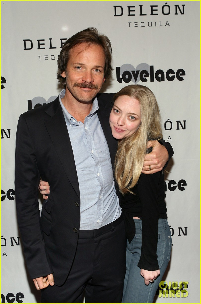 Amanda Seyfried và bạn diễn trong "Lovelace", Peter Sarsgaard thân thiết trong bữa tiệc mừng công phim "Lovelace". Amanda Seyfried và bạn diễn trong "Lovelace", Peter Sarsgaard thân thiết trong bữa tiệc mừng công phim "Lovelace".