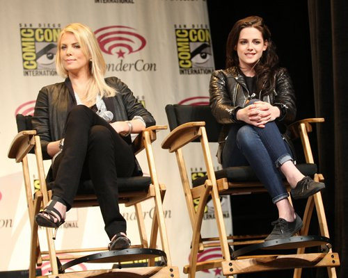 Kristen Stewart và Charlize Theron vừa cùng nhau ngồi trên sân khấu của WonderCon ở Anaheim, California hôm thứ Bảy để chia sẻ với mọi người về bộ phim mới "Nữ hoàng tuyết và thợ săn".