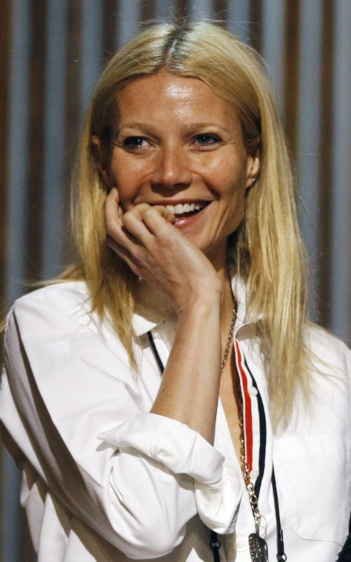 Không chỉ Sandra Bullock mà nữ diễn viên Gwyneth Paltrow cũng cười tươi khi tập lời thoại. Không chỉ Sandra Bullock mà nữ diễn viên Gwyneth Paltrow cũng cười tươi khi tập lời thoại.