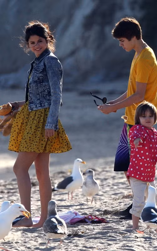 Justin Bieber và Selena Gomez vừa trải qua một ngày cực hạnh phúc bên nhau và gia đình của Justin trên bãi biển Malibu. Cặp đôi này hẹn hò trên bãi biển ngay sau khi cả hai được đề cử tại Lễ trao giải Kids' Choice Award 2012. Xem chi tiết chùm ảnh này