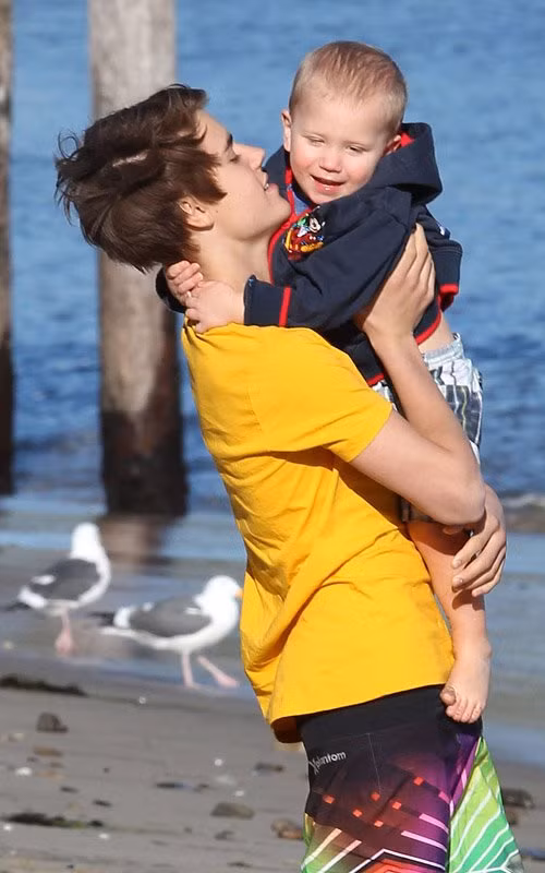 Còn Justin Bieber thì tranh giải "Nam ca sĩ được yêu thích nhất". Xem chi tiết chùm ảnh này