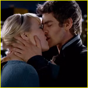 Bộ phim "Người nhện" bản mới vừa tiết lộ trailer chính thức khá thu hút trong đó nam diễn viên Andrew đóng chính. Trong trailer còn có cảnh Andrew và Emma Stone đang tận hưởng nụ hôn say đắm.