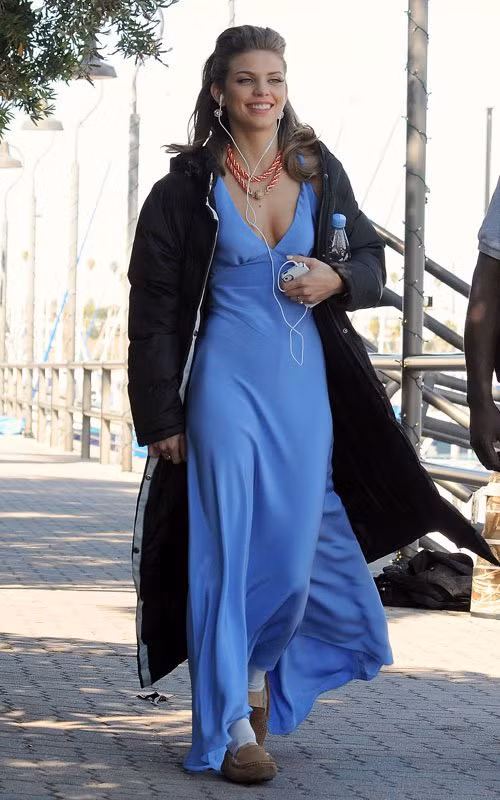 Phóng viên vừa chụp lại hình ảnh AnnaLynne McCord đang đi lại quanh trường quay của phim "90210". Được biết, nữ diễn viên xinh đẹp nở nụ cười rạng rỡ khi tương tác cùng bạn diễn trong suốt cảnh quay trên bãi biển ở San Pedro, Los Angeles. Phóng viên vừa chụp lại hình ảnh AnnaLynne McCord đang đi lại quanh trường quay của phim "90210". Được biết, nữ diễn viên xinh đẹp nở nụ cười rạng rỡ khi tương tác cùng bạn diễn trong suốt cảnh quay trên bãi biển ở San Pedro, Los Angeles.