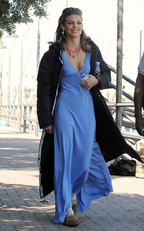 Phóng viên vừa chụp lại hình ảnh AnnaLynne McCord đang đi lại quanh trường quay của phim "90210". Được biết, nữ diễn viên xinh đẹp nở nụ cười rạng rỡ khi tương tác cùng bạn diễn trong suốt cảnh quay trên bãi biển ở San Pedro, Los Angeles. Phóng viên vừa chụp lại hình ảnh AnnaLynne McCord đang đi lại quanh trường quay của phim "90210". Được biết, nữ diễn viên xinh đẹp nở nụ cười rạng rỡ khi tương tác cùng bạn diễn trong suốt cảnh quay trên bãi biển ở San Pedro, Los Angeles.