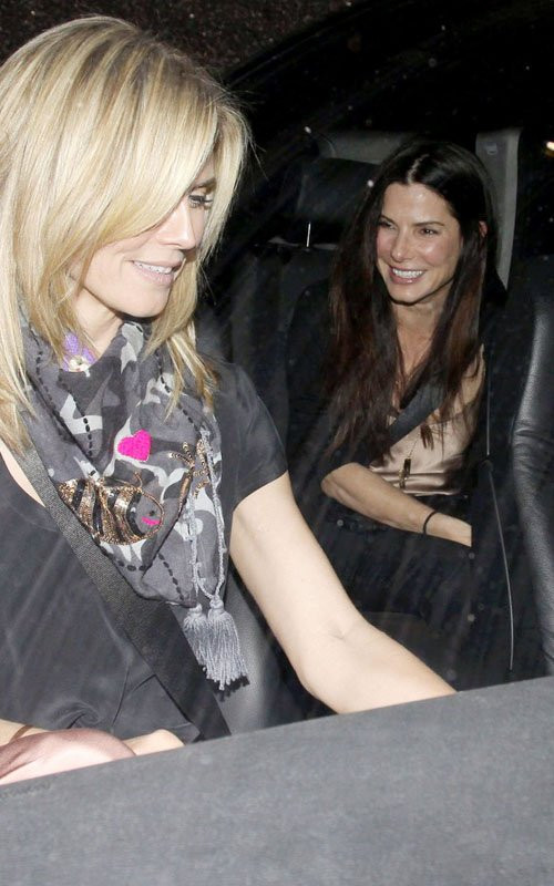 Hai sao nữ Heidi Klum và Sandra Bullock vừa bị bắt gặp đang cùng nhau rời nhà hàng Mr. Chow sau bữa tối tại Beverly Hills, California tối 16/3.