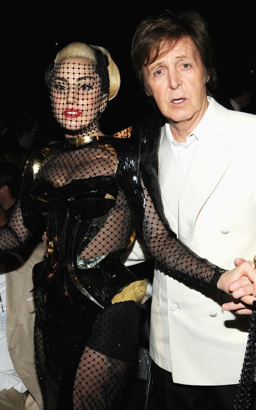 Là một trong những nghệ sĩ tiếng tăm nhất thế giới nhưng Lady Gaga lại khá "mờ nhạt" trong Grammy năm nay. Cô cũng nhận đề cử "Album của năm" cho "Born this way" nhưng cuối cùng Adele đã chiến thắng.