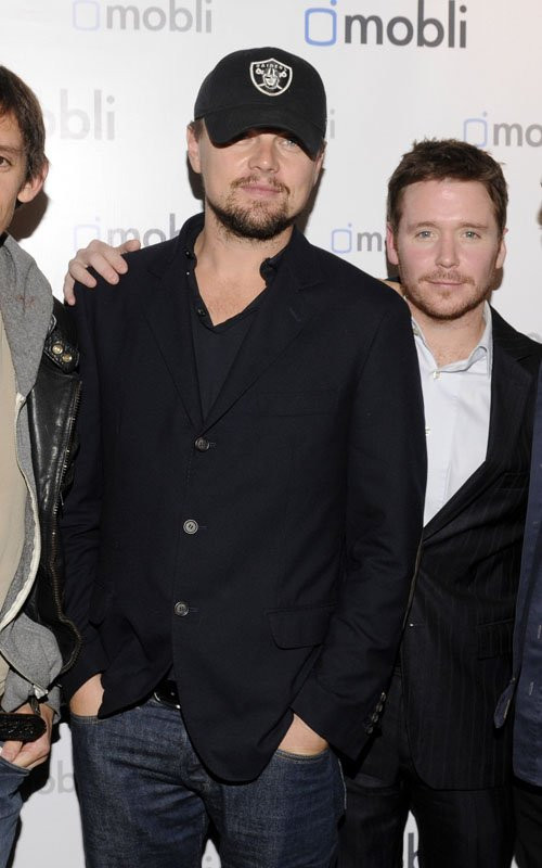 Dường như bắt kịp rất nhanh với công nghệ, nam diễn viên Leonardo DiCaprio vừa tham dự sự kiện ra mắt Mobli 2.0 tại Austin, Texas tối 10/3. Dường như bắt kịp rất nhanh với công nghệ, nam diễn viên Leonardo DiCaprio vừa tham dự sự kiện ra mắt Mobli 2.0 tại Austin, Texas tối 10/3.