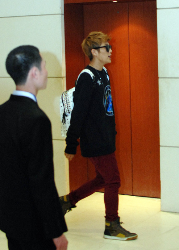 Yoon Doo Joon vừa đi vừa nói chuyện.. Yoon Doo Joon vừa đi vừa nói chuyện..