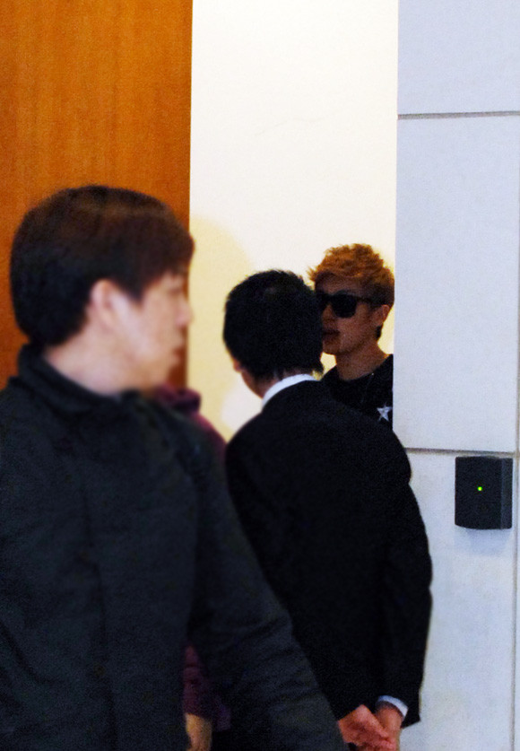 Yoon Doo Joon (Beast) tóc vàng, đeo kính đen. Yoon Doo Joon (Beast) tóc vàng, đeo kính đen.