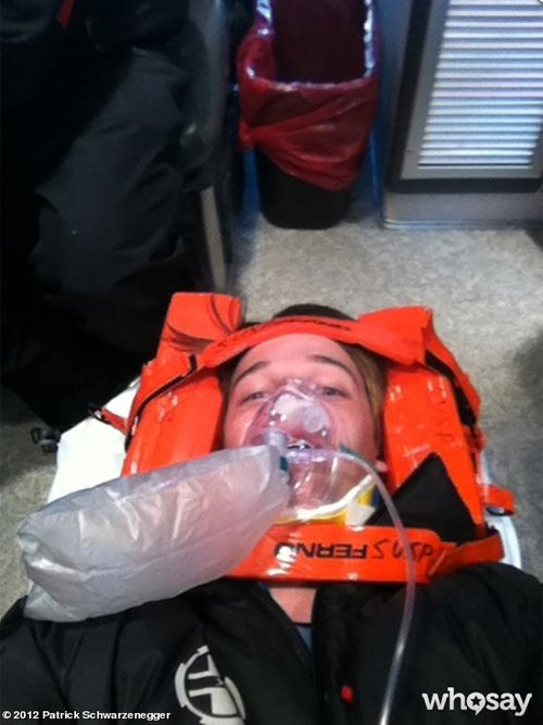 Patrick Schwarzenegger, con trai của Arnold Schwarzenegger và Maria Shriver bị đưa đi cấp cứu hôm 10/3 vì gặp tai nạn khi đang trượt tuyết ở thung lũng Sun, Idaho. Tuy nhiên anh bị thương không quá nghiêm trọng, thậm chí còn chia sẻ ngay trên Twitter: "Hôm nay tôi vừa bị tai nạn trượt tuyết khiến lưng với hông bị xưng và bầm tím. Nhưng rất cảm ơn các bác sĩ ở thung lũng Sun vì đã cứu giúp". Patrick Schwarzenegger, con trai của Arnold Schwarzenegger và Maria Shriver bị đưa đi cấp cứu hôm 10/3 vì gặp tai nạn khi đang trượt tuyết ở thung lũng Sun, Idaho. Tuy nhiên anh bị thương không quá nghiêm trọng, thậm chí còn chia sẻ ngay trên Twitter: "Hôm nay tôi vừa bị tai nạn trượt tuyết khiến lưng với hông bị xưng và bầm tím. Nhưng rất cảm ơn các bác sĩ ở thung lũng Sun vì đã cứu giúp".