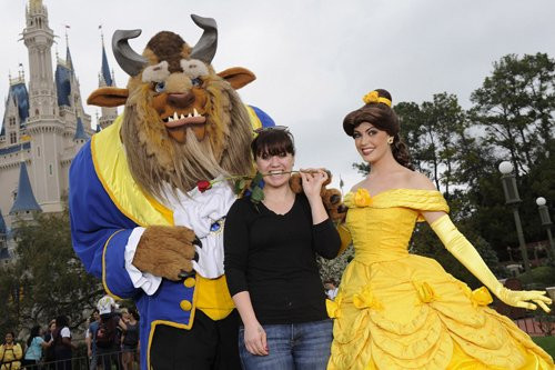 Kelly Clarkson vừa khoe hình ảnh cực vui nhộn sau khi đến thăm khu giải trí Walt Disney ở Lake Buena Vista, Florida. Cô cười "miệng ngoác đến mang tai" và ngậm bông hồng, đứng giữa tượng người đẹp và quái thú. Tối trước đó, Kelly khá bận rộn trong show diễn tại Universal Studios Orlando. Kelly Clarkson vừa khoe hình ảnh cực vui nhộn sau khi đến thăm khu giải trí Walt Disney ở Lake Buena Vista, Florida. Cô cười "miệng ngoác đến mang tai" và ngậm bông hồng, đứng giữa tượng người đẹp và quái thú. Tối trước đó, Kelly khá bận rộn trong show diễn tại Universal Studios Orlando.