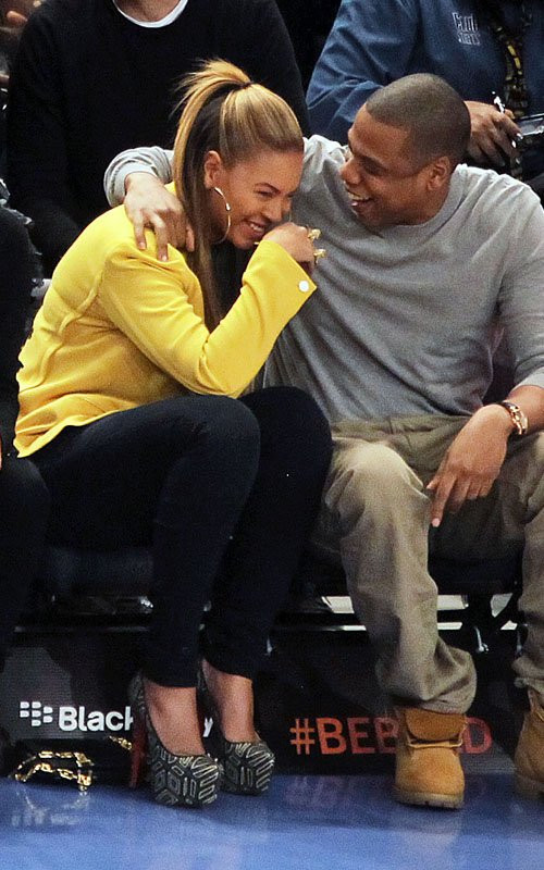Tối thứ Hai vừa rồi, đôi vợ chồng Beyoncé và Jay-Z cùng nhau trải qua buổi hẹn hò đầy hạnh phúc tại New York. Hai người vai kề vai tại Madison Square Garden để theo dõi trận đấu bóng rổ giữa New York Knicks và New Jersey Nets. Tối thứ Hai vừa rồi, đôi vợ chồng Beyoncé và Jay-Z cùng nhau trải qua buổi hẹn hò đầy hạnh phúc tại New York. Hai người vai kề vai tại Madison Square Garden để theo dõi trận đấu bóng rổ giữa New York Knicks và New Jersey Nets.