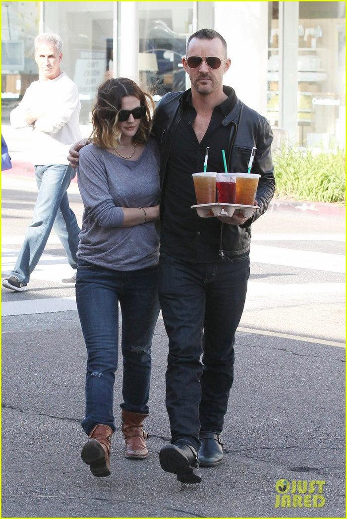 Drew Barrymore ăn mừng sinh nhật muộn cùng Chris Miller tại Beverly Hills, California. Tuần trước, cô vừa bị đồn là đang mang bầu khi bị bắt gặp bước ra khỏi phòng khám bác sĩ. Drew Barrymore ăn mừng sinh nhật muộn cùng Chris Miller tại Beverly Hills, California. Tuần trước, cô vừa bị đồn là đang mang bầu khi bị bắt gặp bước ra khỏi phòng khám bác sĩ.